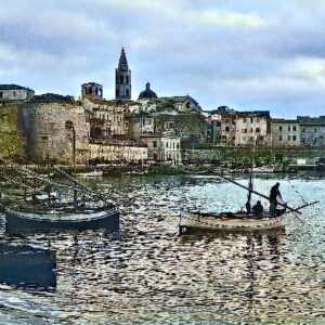 Alghero, riflessi di storia: il porto antico tra mura catalane, barche tradizionali e il fascino senza tempo della Riviera del Corallo